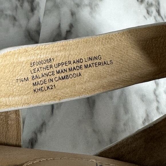 Sofft Mirabelle Sandal Womens Size 9 Low Wedge Suede White Pastel Strappy Comfy - Picture 3 of 10